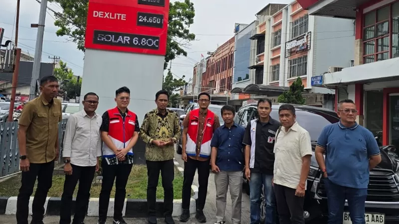 Peninjauan penyaluran BBM di SPBU Kota Pekanbaru, oleh Pertamina Patra Niaga Sumbagut bersama Pemerintah Provinsi (Pemprov) Riau dan sejumlah pemangku kepentingan, sebagai upaya memastikan ketersediaan dan kelancaran distribusi energi kepada masyarakat. (Dok. PPN Sumbagut)