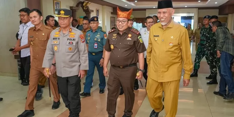 Gubernur Sumatera Barat, Mahyeldi Ansharullah, menyambut langsung kedatangan Dedie Tri Hariyadi sebagai Kepala Kejaksaan Tinggi (Kajati) Sumbar yang baru di Ruang VIP Bandara Internasional Minangkabau (BIM), Senin (4/5/2026). (Foto: Pemprov Sumbar)