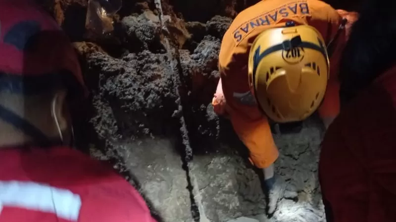 Tim SAR Gabungan melakukan evakuasi korban tanah longsor di Jorong Kampuang Baruah, Nagari Sungai Landia, Kabupaten Agam, Sumatera Barat (Sumbar), Rabu (6/5/2026) dini hari. (Dok. Pusdalops PB)