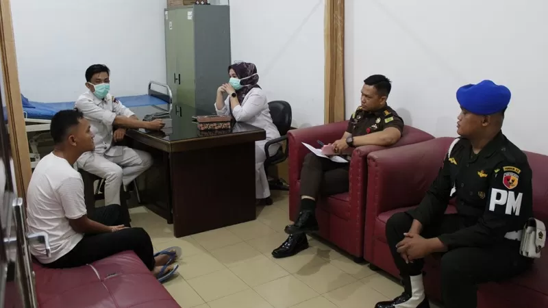 Petugas Kejari Padang saat melakukan eksekusi putusan pengadilan terhadap terpidana kasus pertambangan tanpa izin sebelum dibawa ke Rutan Anak Air, Selasa (5/5/2026). (Dok. Kejari Padang)