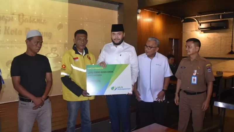 Wali Kota Padang, Fadly Amran secara simbolis menyerahkan pemanfaatan dana CSR untuk perlindungan tenaga kerja, Senin (4/5/2026) siang. (Dok. Prokopim)