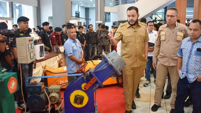Wali Kota Padang, Fadly Amran membuka PNP Youth Innovators Fest 2026 di Gedung Bagindo Aziz Chan Youth Center, menampilkan inovasi generasi muda di bidang teknologi dan industri kreatif. (Dok. Prokopim)