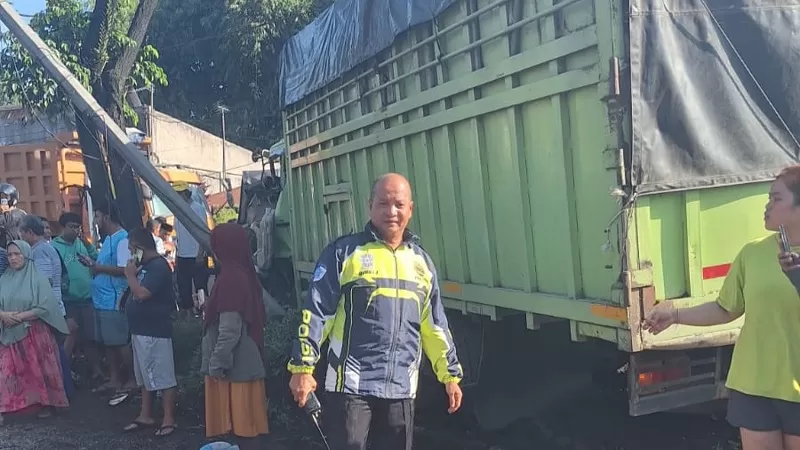 Petugas kepolisian melakukan olah Tempat Kejadian Perkara (TKP) kendaraan usai kecelakaan beruntun di kawasan Jembatan Padang Besi, Kota Padang, Minggu (10/5/2026) pagi. Kecelakaan diduga dipicu truk rem blong dan menewaskan empat orang. (Dok. Polresta Padang)