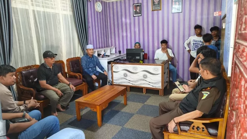 Aspidsus Kejati Sumbar bersama Kajari Padang mengunjungi Panti Asuhan Nur Ilahi di Kecamatan Nanggalo, Kota Padang, Sabtu (09/05/2026), menyusul viralnya kasus dua pelajar yang terkendala tunggakan biaya seragam sekolah. (Dok. Kejati Sumbar)