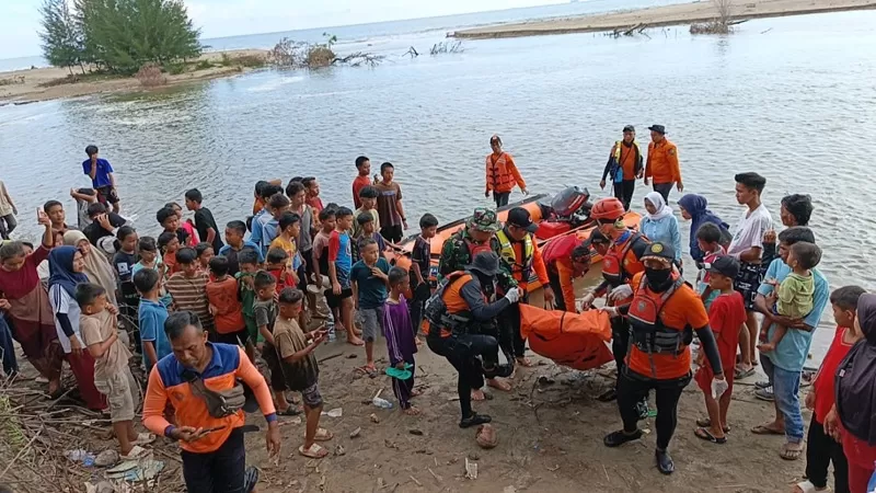 Tim SAR Gabungan mengevakuasi Jestra (10), bocah yang sebelumnya dilaporkan terseret arus saat berenang di kawasan muara Pantai Buayo Putiah, Taratak Surantiah, Kabupaten Pesisir Selatan, Selasa (12/5/2026). Korban ditemukan sekitar 4,2 mil laut dari lokasi awal kejadian setelah tiga hari pencarian. (Dok. Basarnas)