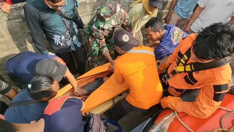 Petugas gabungan melakukan evakuasi dua warga yang terjebak di dalam sumur di Jorong Balai Batingkah, Nagari Saniang Baka, Kecamatan X Koto Singkarak, Kabupaten Solok, Selasa (12/5/2026) siang. (Dok. BPBD Kabupaten Solok)
