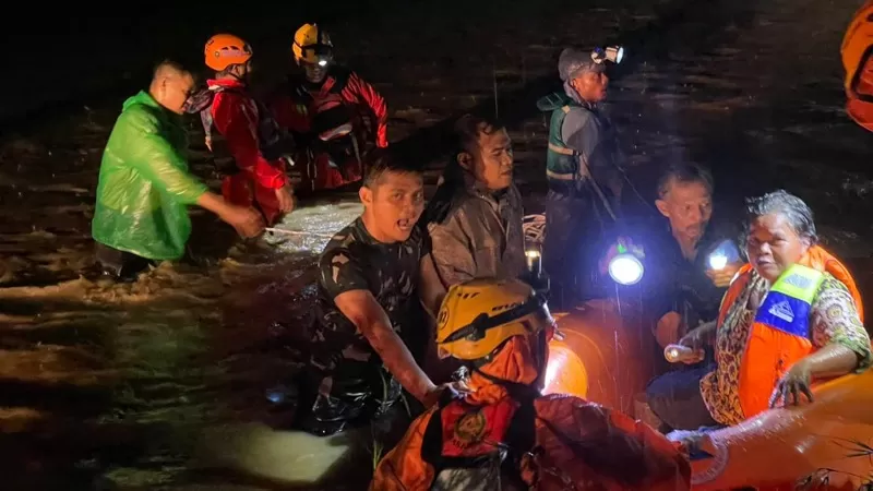Tim SAR Gabungan mengevakuasi warga terdampak banjir di Nagari Saruaso, Kecamatan Tanjung Emas, Kabupaten Tanah Datar, Sumatera Barat, Selasa (12/5/2026) malam. Evakuasi dilakukan di tengah hujan deras dan debit air yang terus meningkat. (Dok. Basarnas)