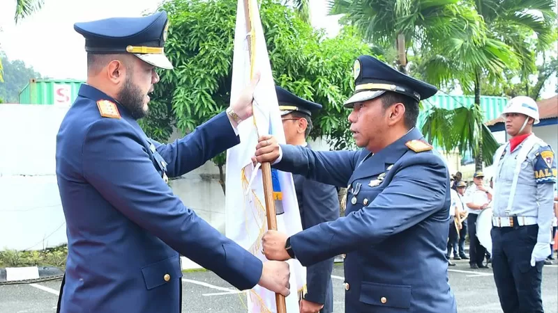 Wali Kota Padang, Fadly Amran menyerahkan Bendera Pataka Dinas Perhubungan Kota Padang kepada Kadishub baru Yudi Indra Syani saat apel serah terima jabatan di halaman Kantor Dishub Kota Padang, Rabu (13/5/2026) pagi. (Dok. Prokopim)