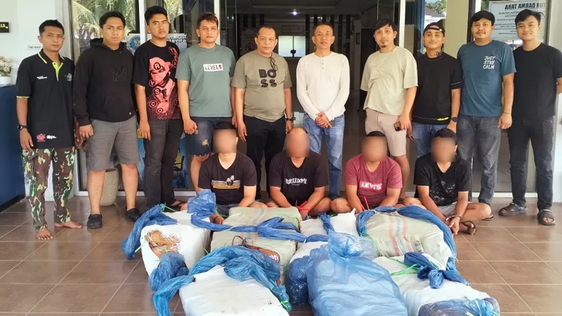Petugas BNNP Sumbar menangkap empat tersangka dan menunjukkan barang bukti narkotika jenis ganja seberat sekitar 150 kilogram yang diamankan dari dua kendaraan di jalur Bukittinggi-Medan, Kabupaten Agam, Minggu (10/5/2026). (Dok. BNNP Sumbar)