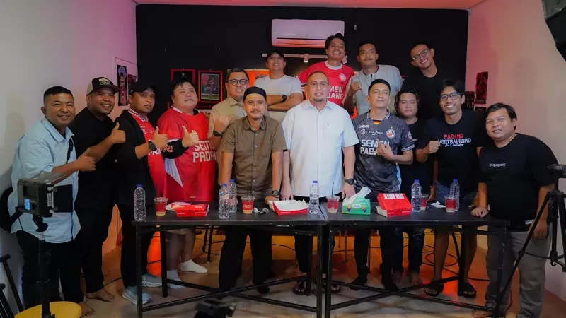 Komisaris Semen Padang FC, Braditi Moulevey, bersama sejumlah pendukung dan tim pendukung kreatif Kabau Sirah berfoto bersama usai diskusi terkait evaluasi tim dan persiapan menghadapi Liga 2 musim depan. (Dok. Tim BM)