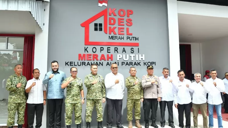 Wali Kota Padang, Fadly Amran mengikuti secara daring peluncuran operasional 1.061 Koperasi Desa/Kelurahan Merah Putih (KDKMP) yang dipimpin Presiden RI Prabowo Subianto dari KDKMP Kelurahan Alai Parak Kopi, Kecamatan Padang Utara, Sabtu (16/5/2026) pagi. (Dok. Prokopim)