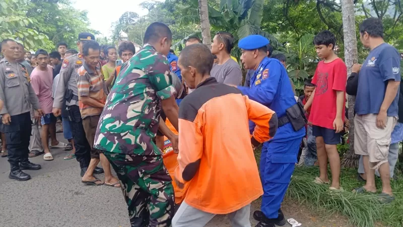 Tim BPBD Kota Padang bersama aparat gabungan mengevakuasi jenazah pria yang ditemukan mengapung di Banda Bakali dekat Lapangan Matador, Padang Timur, Minggu (17/5/2026) siang. (Dok. Istimewa)