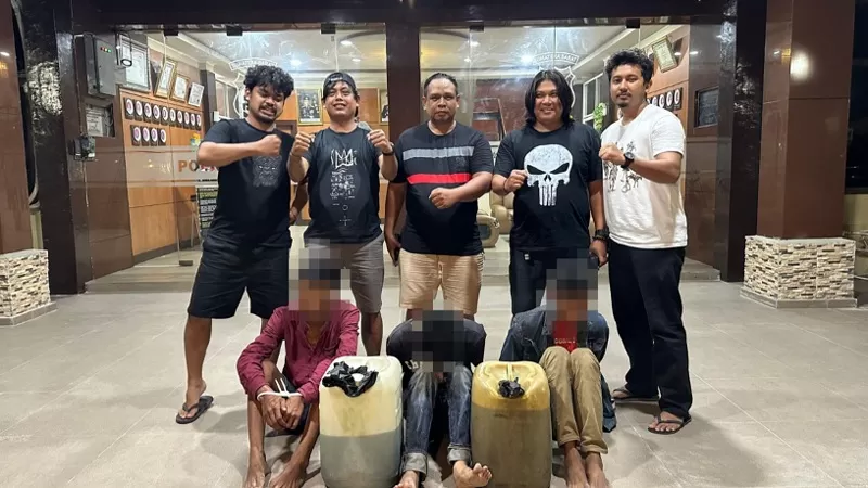 Petugas Satreskrim Polresta Padang memperlihatkan tiga terduga pelaku pencurian BBM dari tangki mobil beserta barang bukti hasil kejahatan di Kota Padang. (Dok. Polresta Padang)