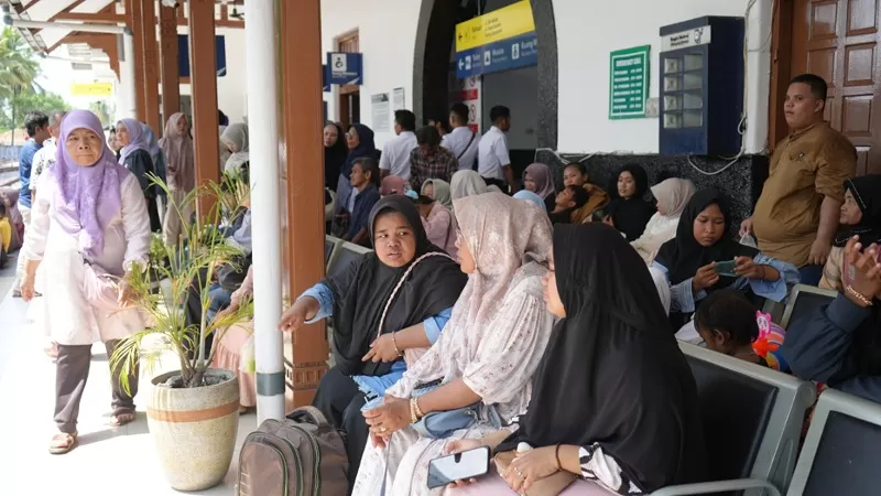 Penumpang berbondong-bondong naik kereta api KAI Divre II Sumbar selama periode libur panjang Kenaikan Yesus Kristus pada 14-17 Mei 2026. (Dok. KAI)