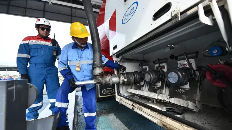 Petugas Pertamina melakukan proses penyaluran Bahan Bakar Minyak (BBM) menggunakan mobil tangki guna memastikan distribusi energi berjalan lancar dan ketersediaan pasokan tetap terjaga. (Dok. PPN Sumbagut)