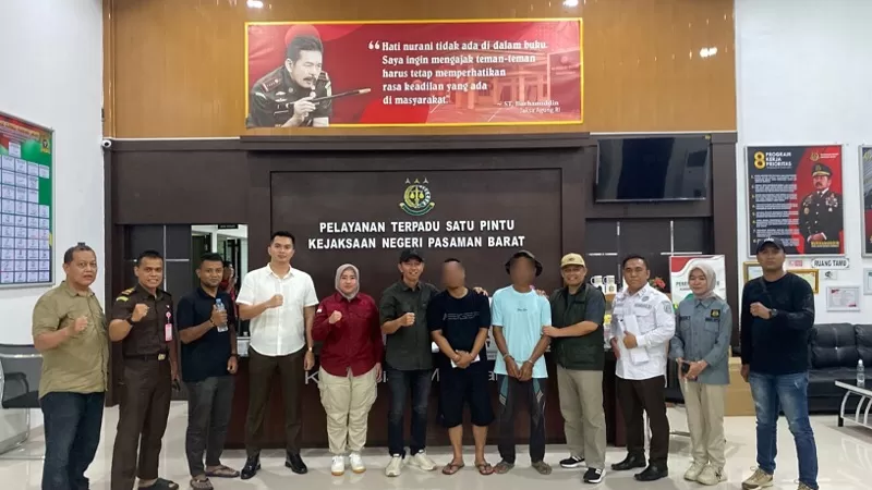 Tim Tangkap Buronan (Tabur) Burung Hantu Kejaksaan Tinggi Sumatera Barat (Kejati Sumbar) berhasil mengamankan dua terpidana buronan Kejaksaan Negeri Pasaman Barat (Kejari Pasbar) di Nagari Sasak, Kecamatan Sasak Ranah Pasisie, Rabu (20/5/2026). (Dok. Penkum)