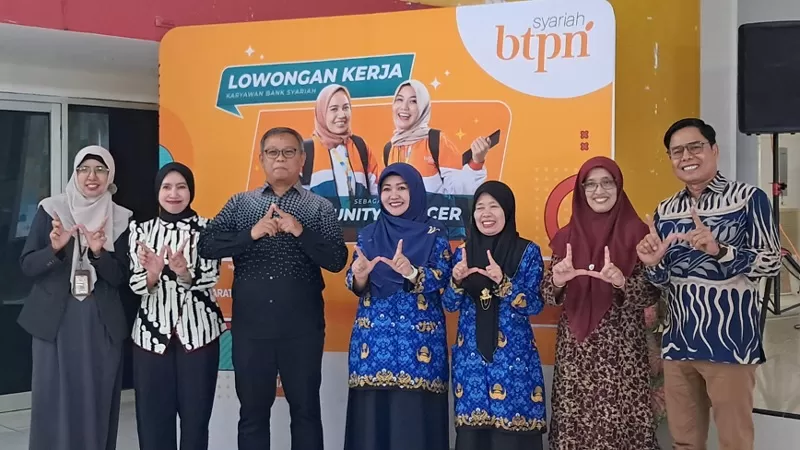 Rektor UIN Imam Bonjol Padang bersama jajaran kampus dan perwakilan BTPN Syariah usai kegiatan “One Day With BTPN Syariah” di Kampus II UIN Imam Bonjol Padang, Padang, Kamis (21/5/2026) pagi. Kegiatan tersebut menghadirkan open recruitment, interview dan sharing session bagi mahasiswa serta alumni. (Dok. Sumbar Daily)