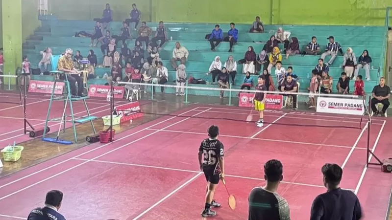 Atlet pelajar tingkat SD dan SMP mengikuti pertandingan final O2SN cabang bulu tangkis yang digelar Disdikbud Kota Padang di Lapangan Bulu Tangkis Semen Padang, Selasa (19/5/2026). (Dok. Disdikbud)