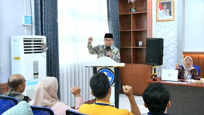 Wakil Wali Kota (Wawako) Padang, Maigus Nasir bersama Kepala Disdikbud Kota Padang, Yopi Krislova menghadiri Workshop Peningkatan Kompetensi Operator ATS Kelurahan se-Kota Padang di Ruang Suhaimi Disdikbud Kota Padang, Kamis (21/5/2026) siang. Kegiatan ini bertujuan memperkuat penanganan Anak Tidak Sekolah (ATS) guna mendukung target zero ATS pada 2029. (Dok. Prokopim)