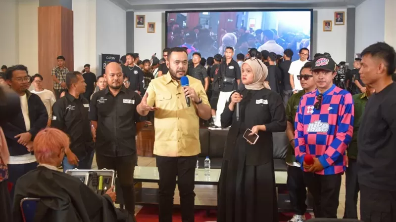 Wali Kota Padang, Fadly Amran menghadiri Gatsby Nasional Barber League 2026 yang digelar Minang Barber Association di Gedung Bagindo Aziz Chan Youth Center, Kamis (21/5/2026). Kompetisi tersebut diikuti sekitar 300 peserta dari berbagai kota di Indonesia dan menghadirkan barber pribadi David Beckham, Fabio Marques asal Portugal. (Dok. Prokopim)