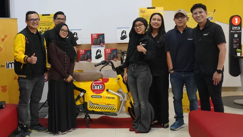 Pemenang program “IM3 Pasti Simpel” bersama perwakilan IM3 dan hadiah utama berupa motor listrik serta gadget digital di Sumatera. (Dok. IOH)