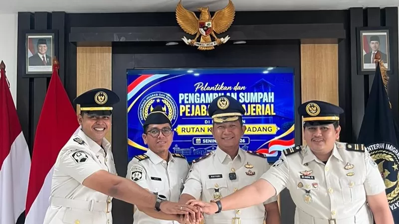 Kepala Rutan Kelas IIB Padang, Mai Yudiansyah, memimpin pelantikan dan pengambilan sumpah jabatan pejabat manajerial di Gedung Utama Lantai 2 Rutan Kelas IIB Padang, Senin (25/5/2026) pagi. (Dok. Humas)