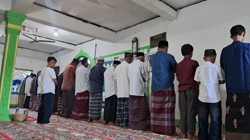 Jamaah Tarekat Naqsabandiyah mengikuti pelaksanaan Salat Idul Adha 1447 Hijriah di Surau Baru, Kecamatan Pauh, Kota Padang, Selasa (26/5/2025) pagi. (Dok. Sumbar Daily)