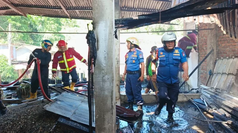 Petugas Dinas Damkar Kota Padang melakukan pemadaman kebakaran yang menghanguskan tiga rumah dan dua motor di Komplek Cendana Blok DD 10-11, Kelurahan Tarantang, Kecamatan Lubuk Kilangan, Selasa (26/5/2026) pagi. (Dok. Padang Fire Fighter)