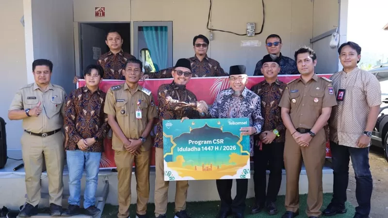 Wakil Wali Kota (Wawako) Padang, Maigus Nasir menerima penyerahan satu ekor sapi kurban program CSR Telkomsel dari Manager Network Operation Telkomsel Branch Padang Andy Suapril di Huntara Kecamatan Pauh, Selasa (26/5/2026) pagi. (Dok. Prokopim)