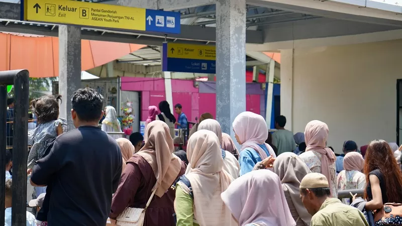 Penumpang bersiap menaiki kereta api lokal milik KAI Divre II Sumbar selama periode libur panjang Hari Raya Idul Adha 1447 Hijriah. Sebanyak 46.752 tempat duduk disediakan untuk mendukung mobilitas masyarakat dan wisatawan di Sumatera Barat. (Dok. KAI)