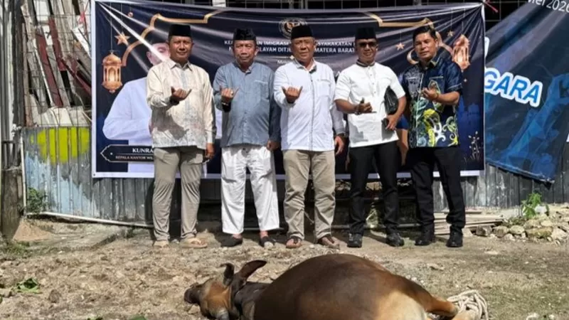 Petugas dan warga binaan mengikuti rangkaian Salat Idul Adha 1447 Hijriah dan penyembelihan 11 hewan kurban di Rutan Kelas IIB Padang, Rabu (27/5/2026) pagi. (Humas)