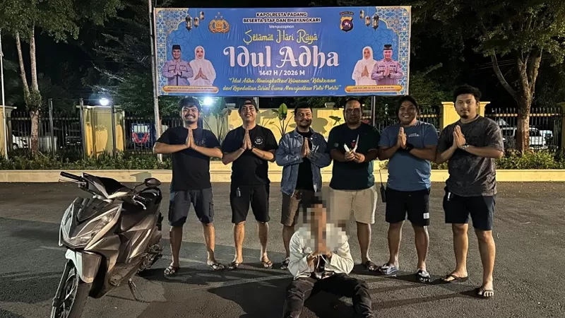Unit Reaksi Cepat Tim Klewang Satreskrim Polresta Padang menangkap seorang pria berinisial TS (28) yang diduga melakukan pencurian dengan kekerasan di kawasan Pantai Purus, Kecamatan Padang Barat. (Dok. Tim Klewang)