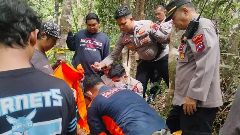 Petugas mengevakuasi jenazah Muharomi Nandi Pinto (25) yang ditemukan meninggal dunia di kawasan perkebunan milik Universitas Andalas (Unand), Kamis (28/5/2026) siang. (Dok. Polsek Pauh)