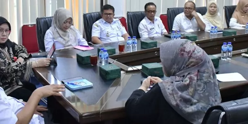 Rencana pelaksanaan program dibahas dalam pertemuan antara Sekretaris Daerah Kabupaten Agam, Mhd Lutfi bersama Kepala Lembaga Layanan Pendidikan Tinggi (LLDIKTI) Wilayah X, Afdalisma dan Rektor Universitas Fort De Kock, Evi Hasnita beserta jajaran masing-masing di Ruang Rapat Bupati Agam, Lubuk Basung, Rabu (13/5/2026). (Foto: Pemkab Agam)