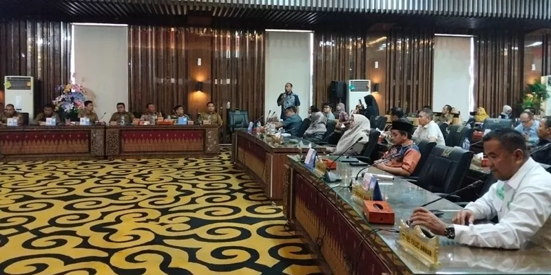 Forum resmi yang digelar di ruang rapat paripurna DPRD Pesisir Selatan, Senin (18/5/2026), diwarnai adu argumen antara organisasi masyarakat, anggota dewan, hingga pihak investor. (Foto: Pemkab Pessel)