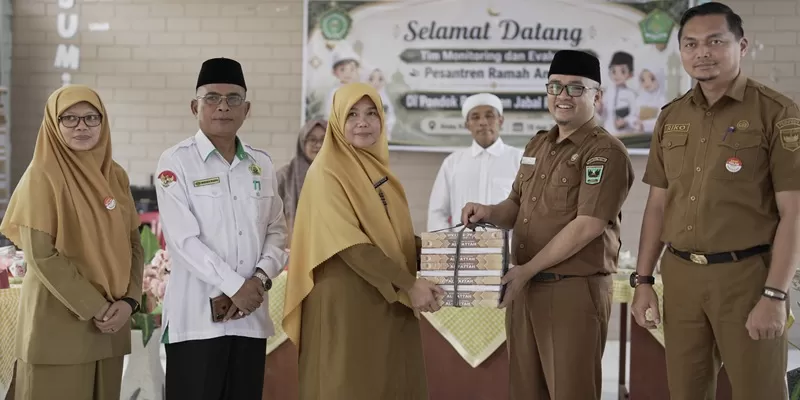 Monitoring dan evaluasi (monev) program Pesantren Ramah Anak yang digelar di Pondok Pesantren Salafiyah (PPS) Jabal Rahmah, Jorong Anau Kadok, Nagari Talang, Kabupaten Solok, Senin (18/5/2026). (Foto: Pemprov Sumbar)