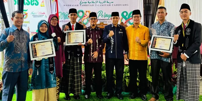 Suasana penuh khidmat dan semangat kebersamaan mewarnai peringatan Milad Pondok Pesantren Madrasah Tarbiyah Islamiyah (MTI) Canduang ke-98 yang digelar di lingkungan MTI Canduang, Kabupaten Agam, Kamis (14/5/2026).  (Foto: Kemenag Sumbar)