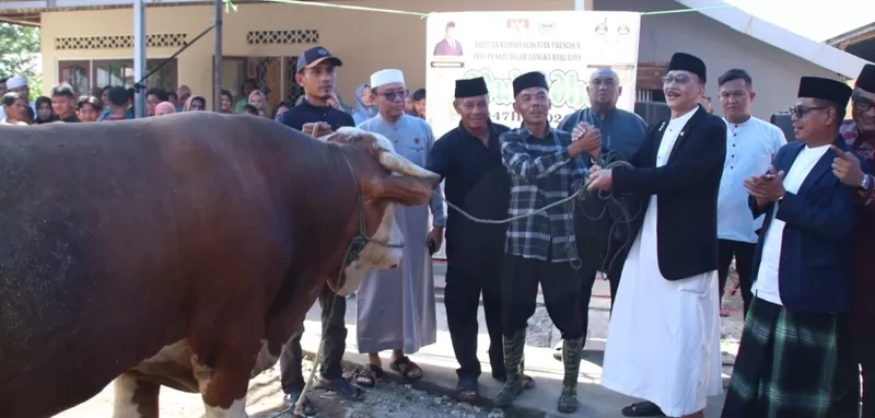 Bupati Pesisir Selatan Hendrajoni bersama Wakil Bupati Risnaldi Ibrahim menyerahkan sapi kurban bantuan Presiden RI Prabowo Subianto kepada pengurus Masjid Al Qassaf di Kampung Lubuk Bay, Nagari Tanjung Durian, Kecamatan Bayang, pada momentum Hari Raya Iduladha 1447 Hijriah. (Foto: Pemkab Pessel)