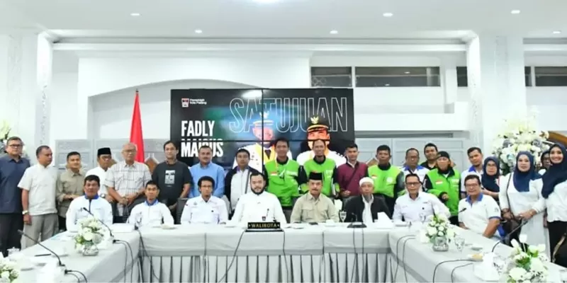 Sejumlah serikat pekerja yang tergabung dalam Federasi Serikat Pekerja Metal Indonesia (FSPMI) Kota Padang menyampaikan aspirasi langsung kepada pemerintah dalam sebuah pertemuan yang digelar di kediaman resmi wali kota Padang, Jumat (1/5/2026). (Foto: Pemko Padang)