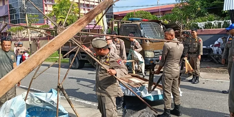Satpol PP Padang membongkar pos ronda yang dijadikan pangkalan ojek dan lapak PKL di Jalan Khatib Sulaiman, Padang Utara, Senin (11/5/2026). (Foto: Satpol PP Padang)