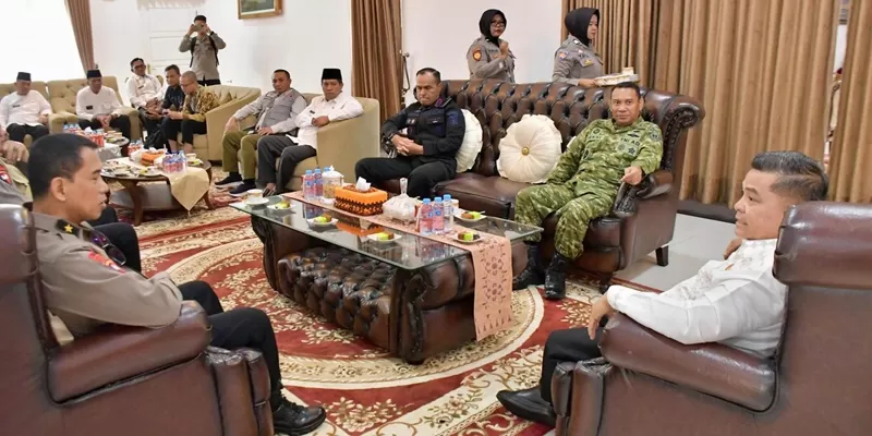 Bupati Agam, Ir. H. Benni Warlis, MM, Dt. Tan Batuah, menerima kunjungan Teknisi Jibom Utama, Brigjen Pol. Yopie Indra Prasetya Sepang, S.I.K., M.Si. beserta rombongan di Rumah Dinas Bupati Agam, Lubuk Basung, Jumat (22/5/2026). (Foto: Pemkab Agam)