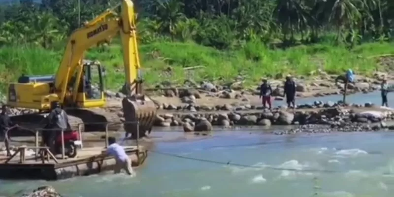  Pemerintah Kabupaten Padang Pariaman menegaskan penghentian sementara pekerjaan alat berat dalam pembangunan jembatan darurat di Nagari Anduriang, Kecamatan 2x11 Kayu Tanam, bukan berarti upaya pembukaan akses masyarakat dihentikan. (Foto: Pemkab Padang Pariaman)