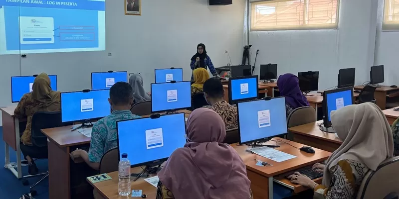 Sebanyak 11 peserta mengikuti seleksi kompetensi yang digelar Kantor Wilayah Kementerian Haji dan Umrah Provinsi Sumatera Barat bersama Unit Pelaksana Teknis (UPT) Badan Kepegawaian Negara (BKN) Padang di Kantor UPT BKN Padang. (Foto: Kemenhaj Sumbar)