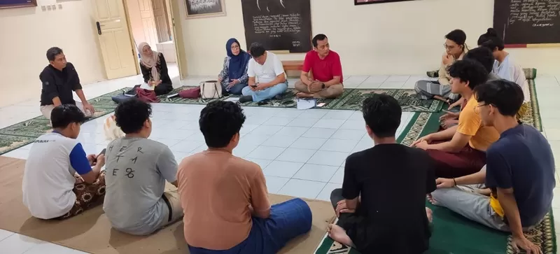 Dalam kunjungan ke Asrama Putra Merapi Singgalang (Mersi) dan Asrama Putri Bundo Kanduang di Yogyakarta pada 13–14 Mei 2026, Kepala Badan Penghubung Provinsi Sumatera Barat, Fauzan Zainoen, menegaskan pentingnya keberadaan asrama sebagai penunjang pendidikan sekaligus tempat pembentukan karakter generasi muda. (Foto: Pemprov Sumbar)