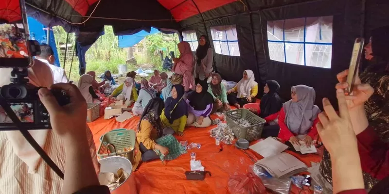 Dapur umum terpusat di Setangkai, Kecamatan Lintau Buo, menjadi tumpuan penyediaan makanan bagi masyarakat terdampak banjir dan tanah longsor di Kabupaten Tanah Datar.  (Foto: Pemkab Tanah Datar)