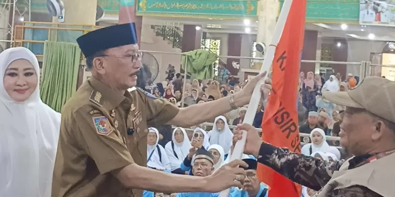 Kepala Kantor Kementerian Haji dan Umrah (Kakanmenhaj) Kabupaten Pesisir Selatan, Betriadi, saat prosesi pelepasan di Masjid Akbar Baiturrahman, Senin (4/5/2026).  (Foto: Pemkab Pessel)