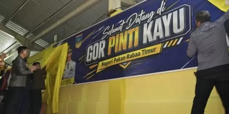 Antusiasme masyarakat Pinti Kayu, Nagari Pakan Rabaa Timur, Kabupaten Solok Selatan, terlihat membludak saat peresmian Gelanggang Olahraga Pinti Kayu, Sabtu (23/05/2026) malam.  (Foto: Pemkab Solsel)