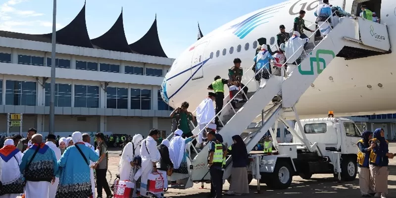 Jemaah haji menuju Bandara Internasional King Abdul Aziz, Jeddah, Arab Saudi melalui Bandara Internasional Minangkabau (BIM), Sabtu (9/5/2026). (Foto: Kemenhaj Sumbar)