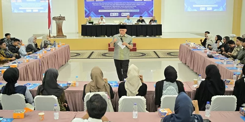  Gubernur Sumatera Barat, Mahyeldi Ansharullah, menegaskan pentingnya peran generasi muda dalam mendorong pertumbuhan ekonomi digital saat membuka Pelatihan Digital Marketing bagi Wirausaha Muda Sumbar 2026 di Auditorium II Mifan Resort and Water Park, Padang Panjang, Minggu (24/5/2026). (Foto: Pemprov Sumbar)