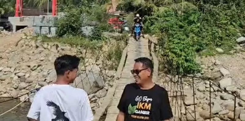 Wakil Bupati Pesisir Selatan Risnaldi Ibrahim meninjau langsung progres pembangunan jembatan tersebut pada Kamis (28/5/2026). (Foto: Pemkab Pessel)